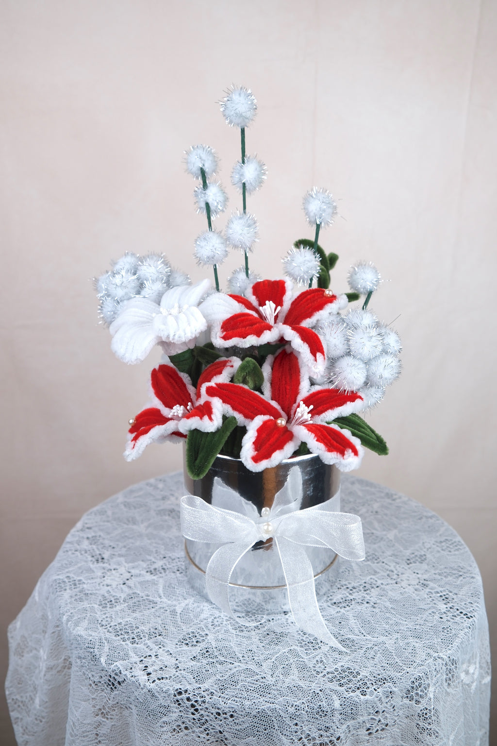 Zilveren bloempot met kerstbloemen