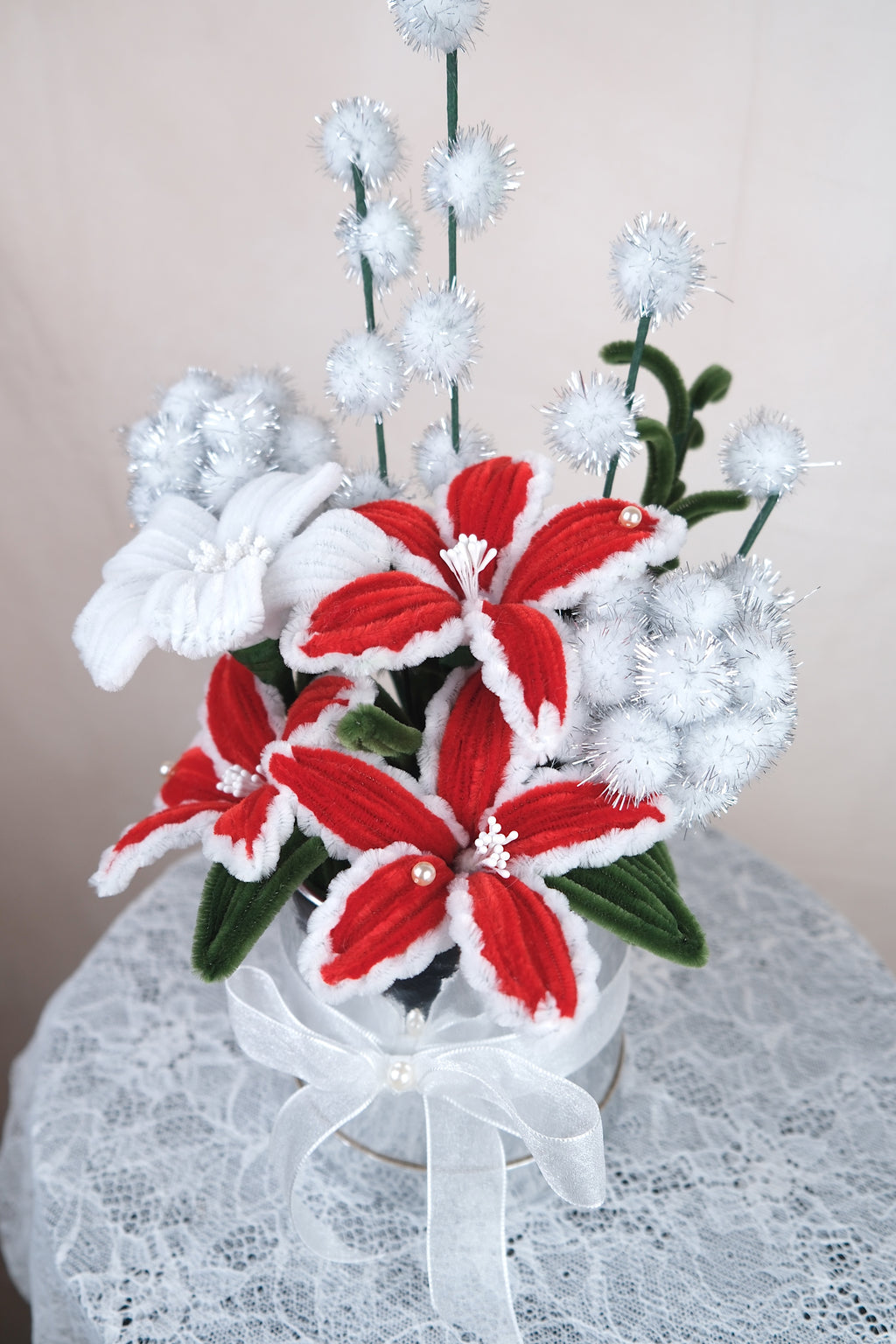 Zilveren bloempot met kerstbloemen