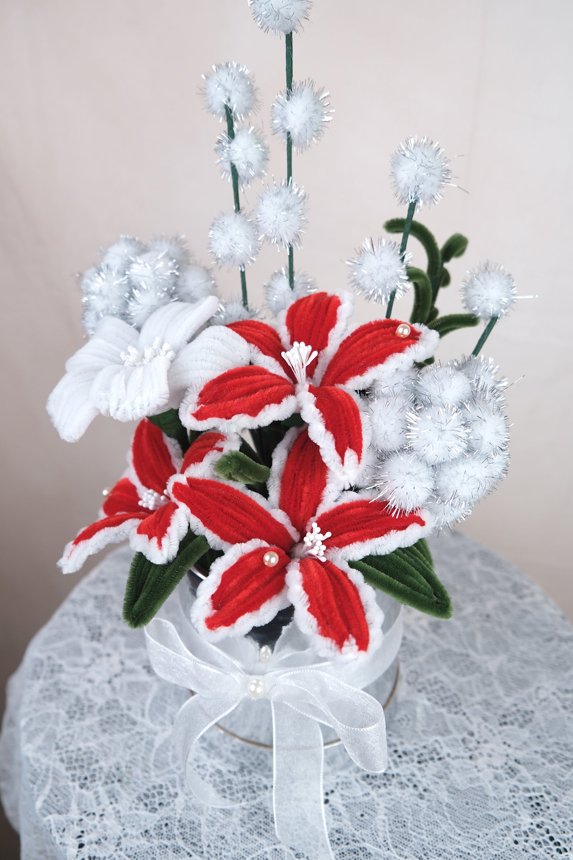 Zilveren bloempot met kerstbloemen