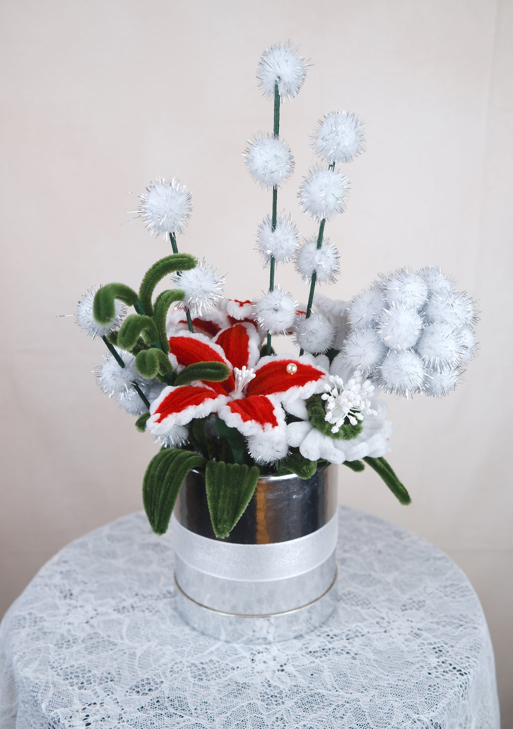 Zilveren bloempot met kerstbloemen