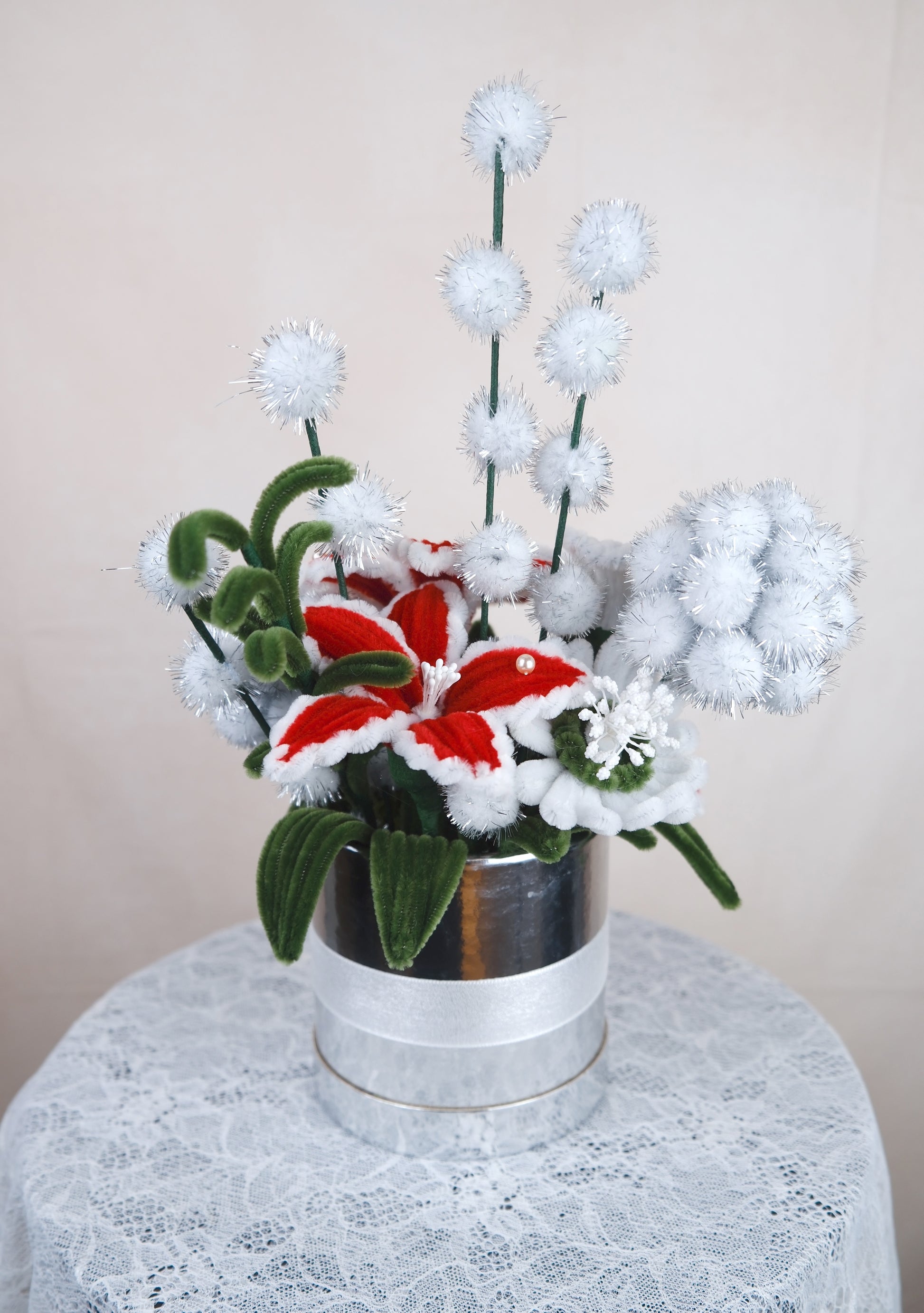 Zilveren bloempot met kerstbloemen