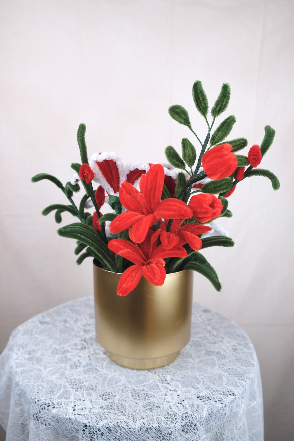 Gouden bloempot met kerstbloemen