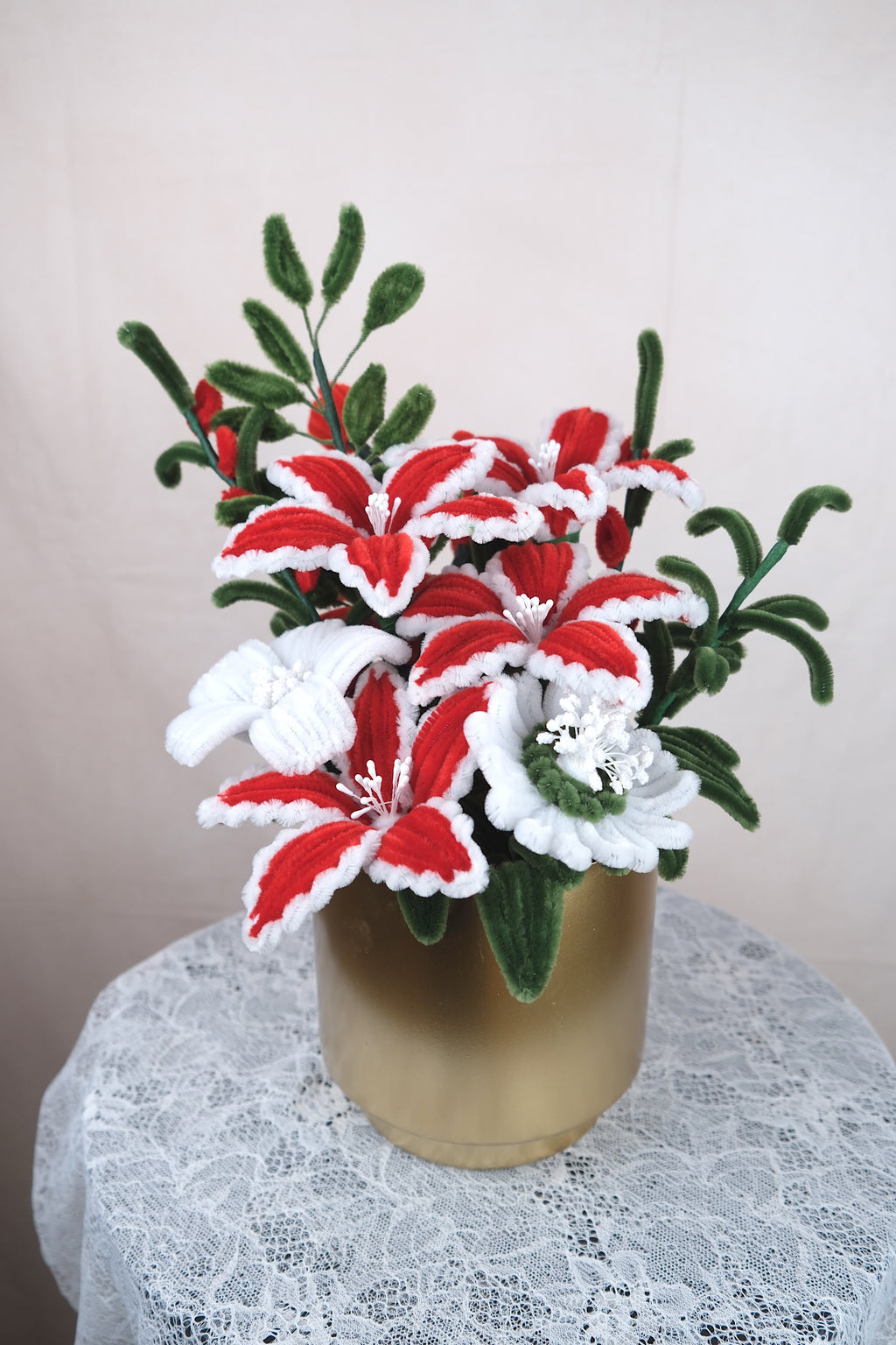 Gouden bloempot met kerstbloemen