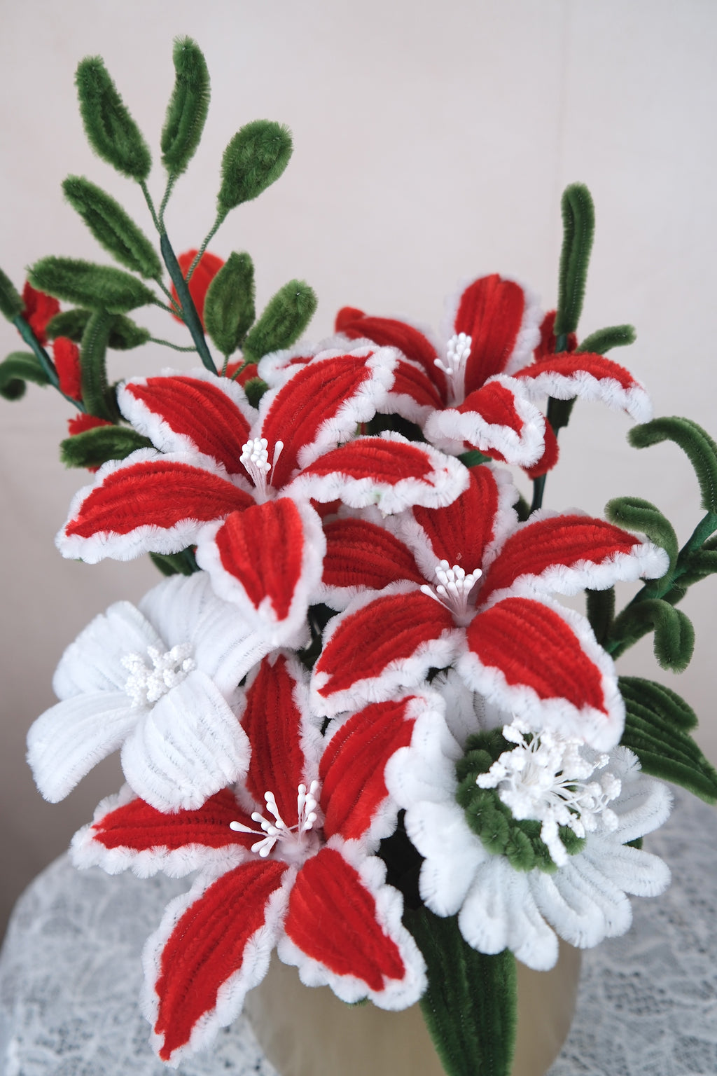 Gouden bloempot met kerstbloemen