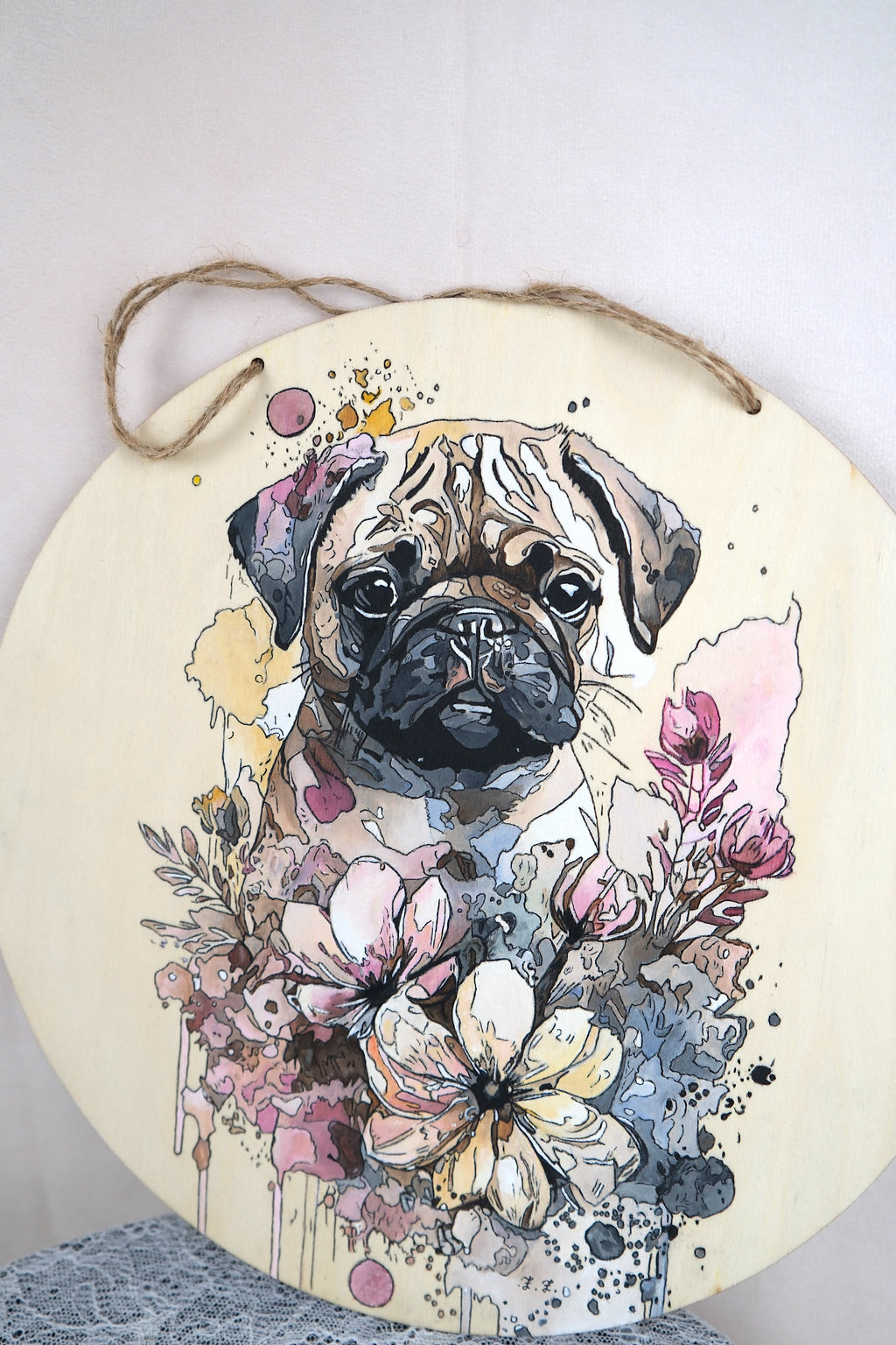 Mops met bloemen