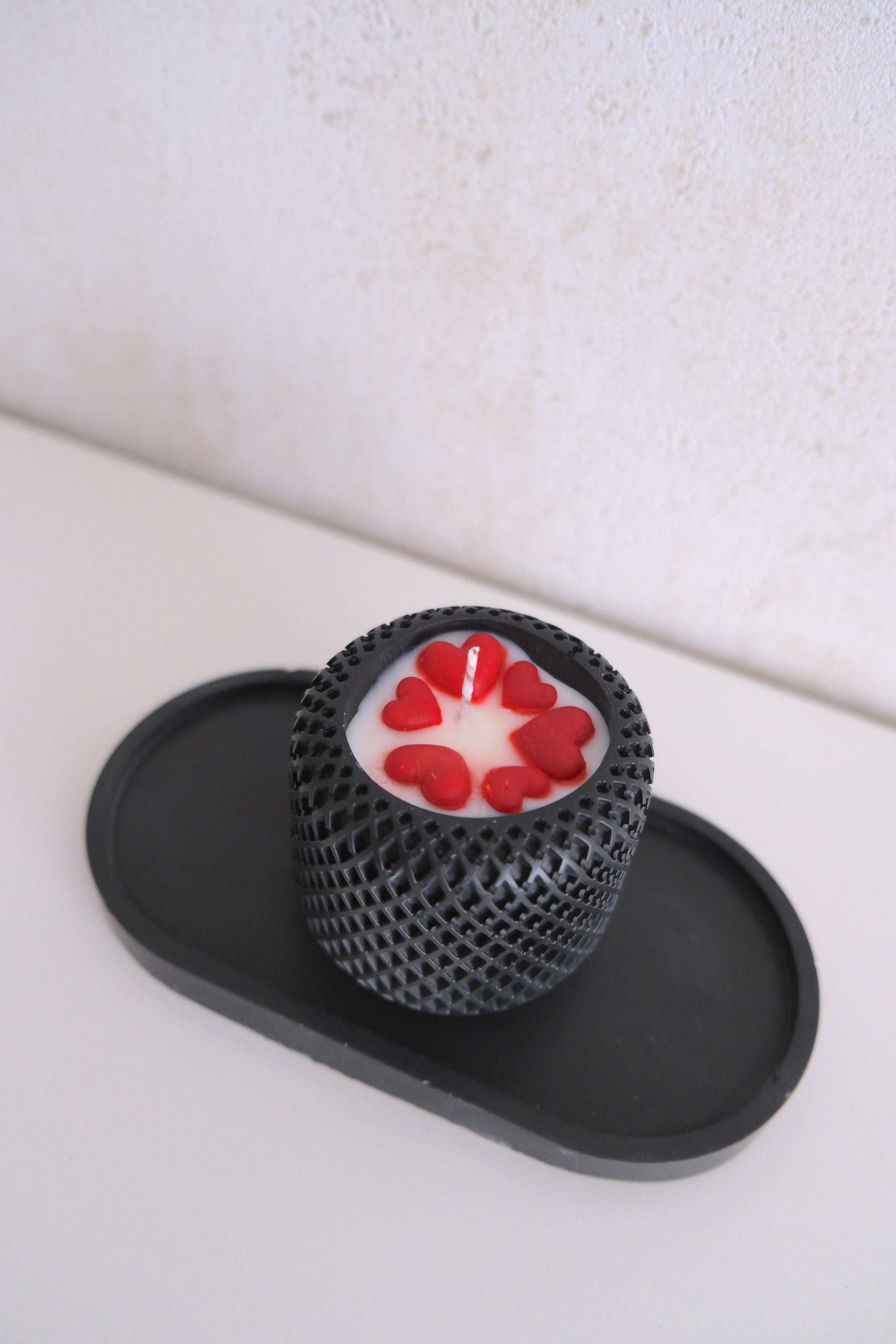 Kaars met hartjes in keramieken potje met schaal