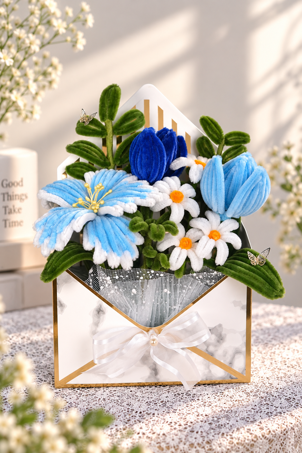 Blauwe bloemen in enveloppendoosje