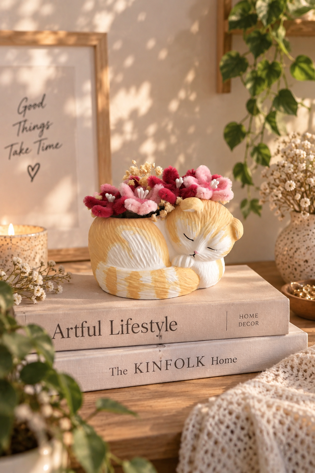 Slapende kat beeldje met bloemen