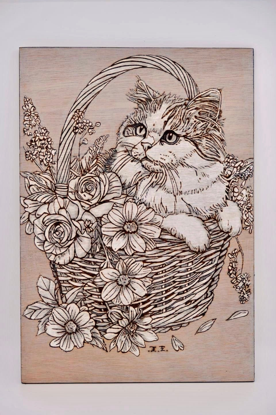 Kat in bloemenmand